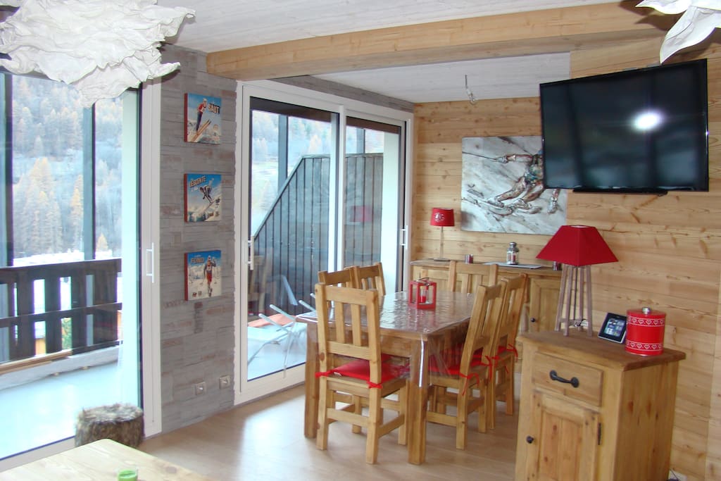 Coin repas
Grande baie plein sud avec vue sur les pistes
TV écran plat