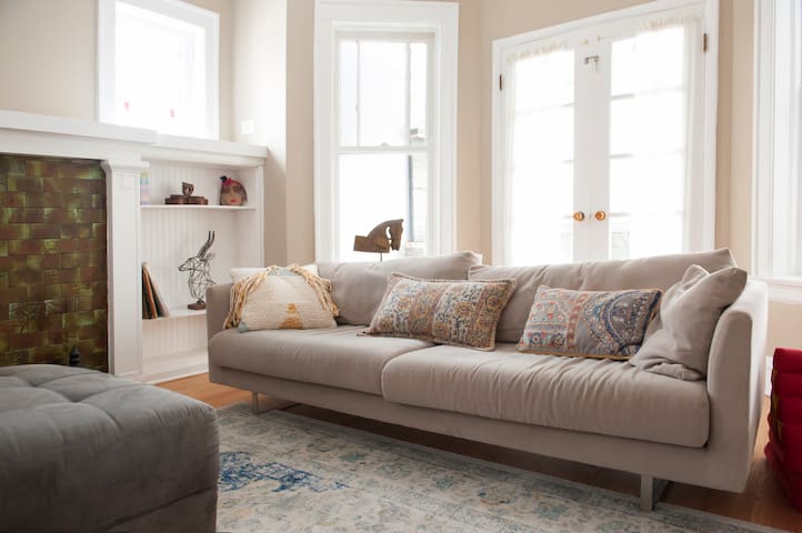 Historic Chicago Home in the Heart of Rogers Park gallery image 2