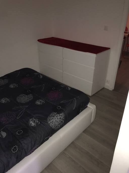 Lit double 160 cm dans la chambre