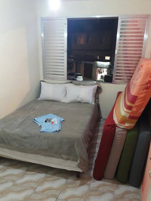 Quarto (cama casal + colchonetes)