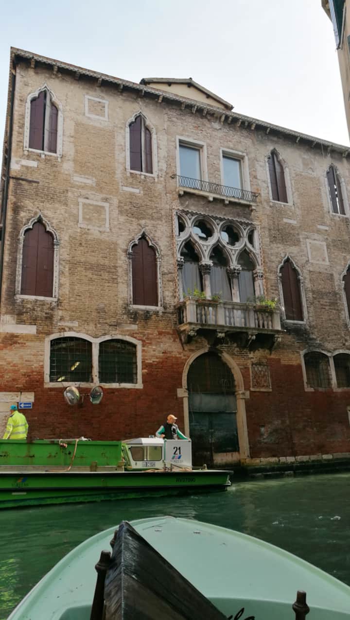 A Magnificent Xvth Century Gothic Noble Palace On Two Canals. - Venice