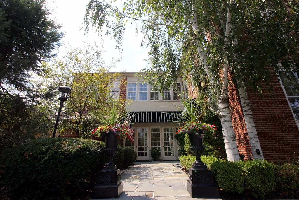 The Londonderry Inn entrance