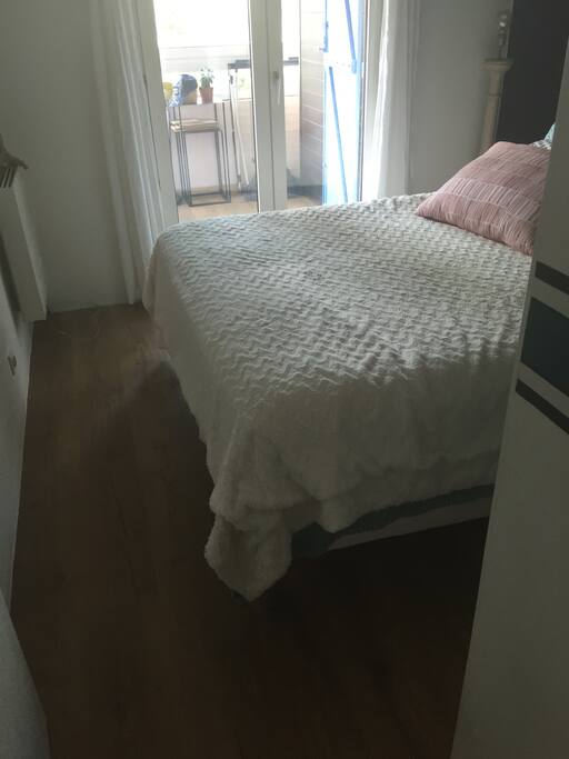 Chambre de 10 m2 avec placard mural sur le cote, fenetre donnant sur veranda et porte fermee mais pas verouillee.. parquet et tele au mur...