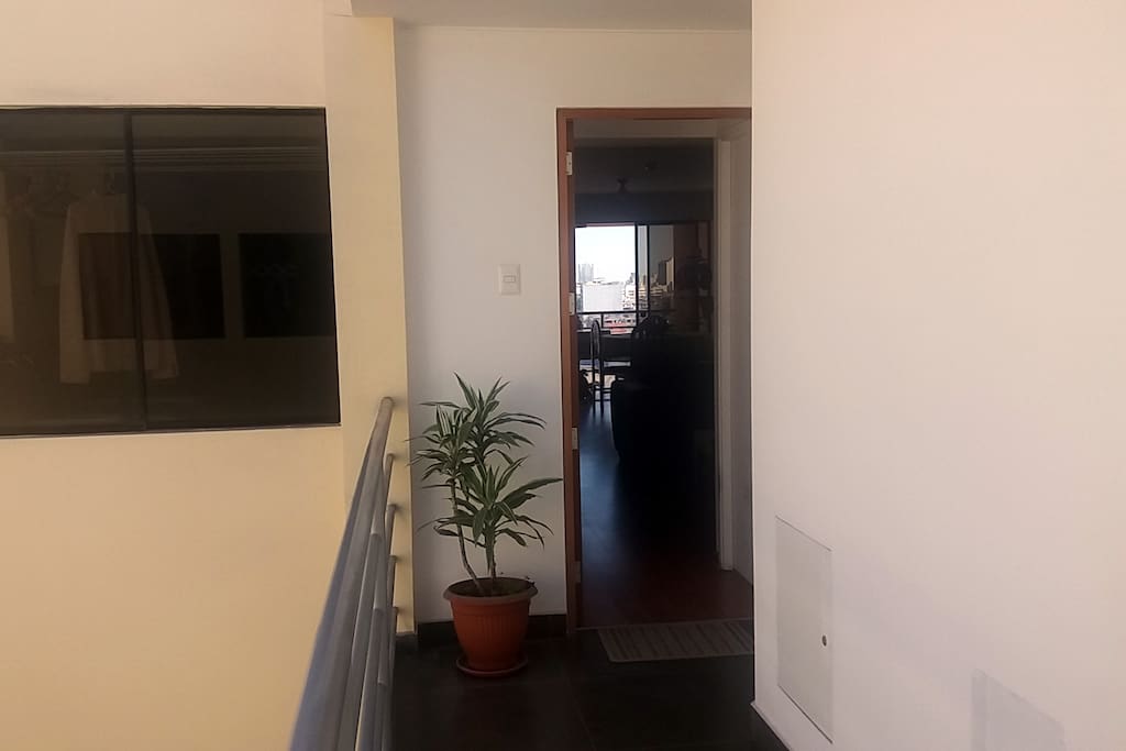 Vista de la puerta de ingreso al departamento desde al ascensor.