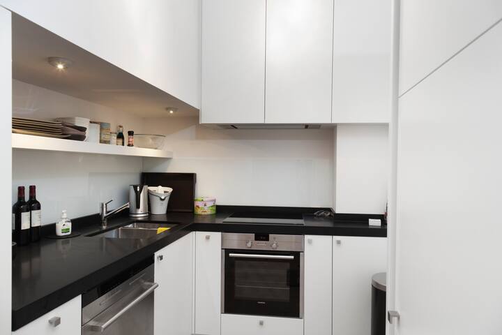 Bright first floor apartment Louise area gallery image 4