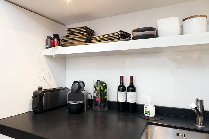 Bright first floor apartment Louise area gallery image 5