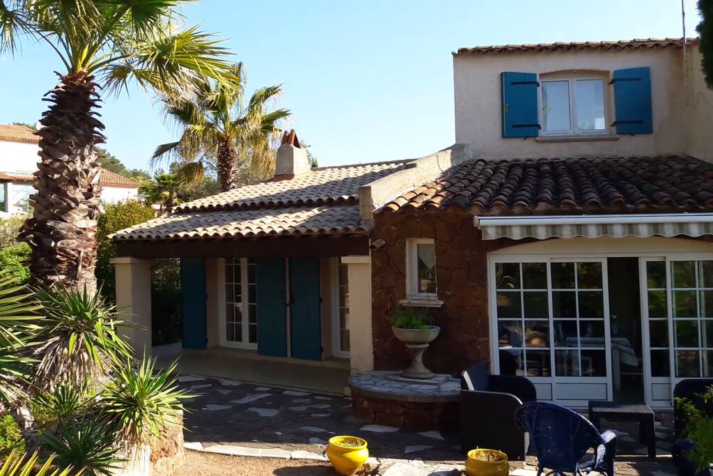 Arrière de la maison avec terrasse.