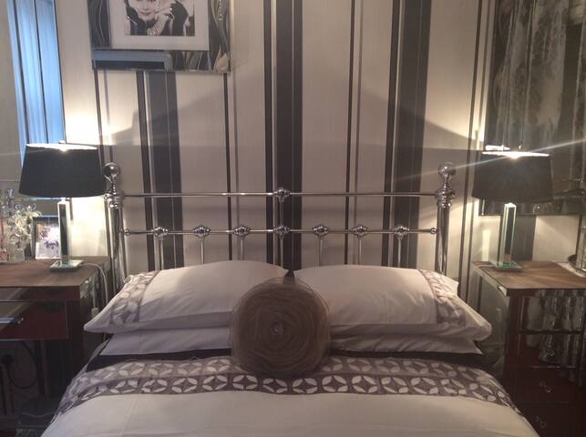 Bright Comfy Bedroom in Bloomsbury