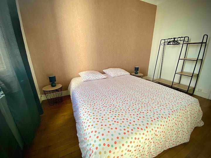 Lit 160x190.
Parquet en chêne massif.
Осигурено спално бельо.
В стаята няма телевизор.
Нощно шкафче с лампи
Гардероб със закачалки.