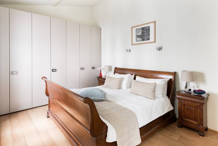 Ponte Vecchio Flat Overlooking Piazza Della Passera gallery image 3