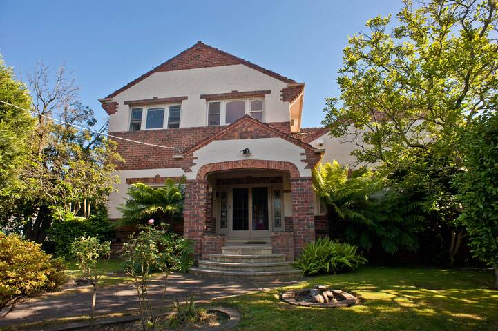 Gorgeous home with pool. Central location. gallery image 2