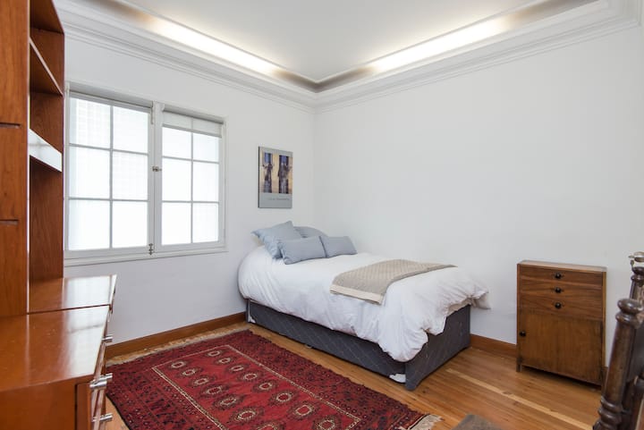 חדר שינה שני עם מיטה נפתחת (שתי מיטות זוגיות, שאחת מהן מאחסנת מתחת לשנייה בשעות היום כדי שיהיה יותר מקום בחדר). שולחן וכיסא.