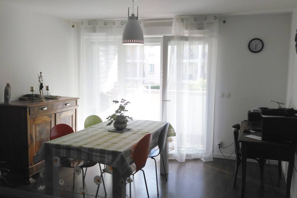 Salle à manger donnant sur balcon
