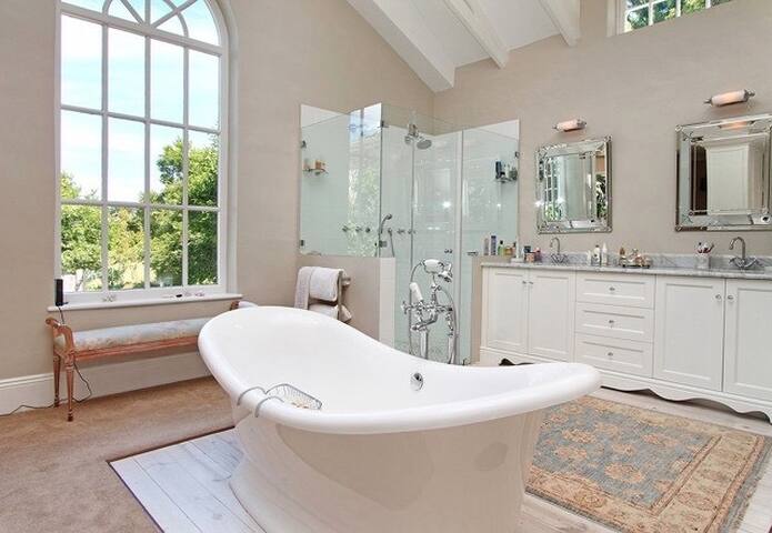 Bordeaux 5 Star Villa gallery image 5