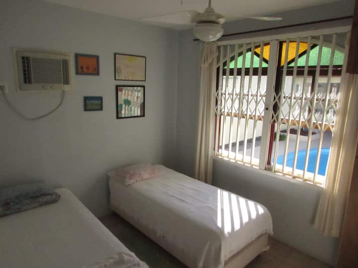 Chumba kimoja chenye ukuta wa kiyoyozi