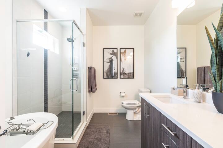 *Downtown Walk Score of 95! *Private ROOF Hot Tub! gallery image 3