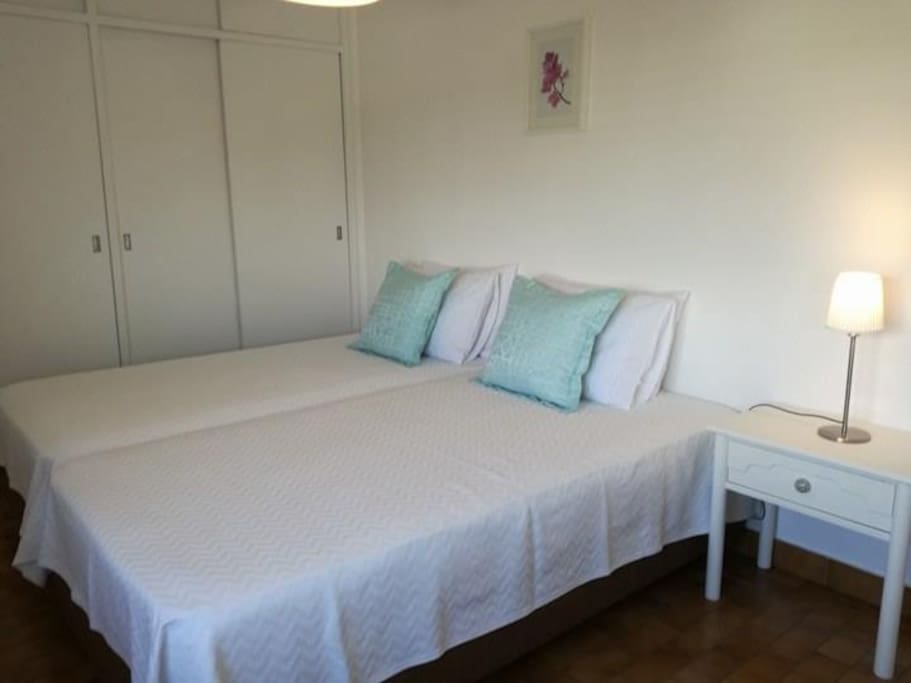 Quarto com 2 camas individuais 1x2m cada