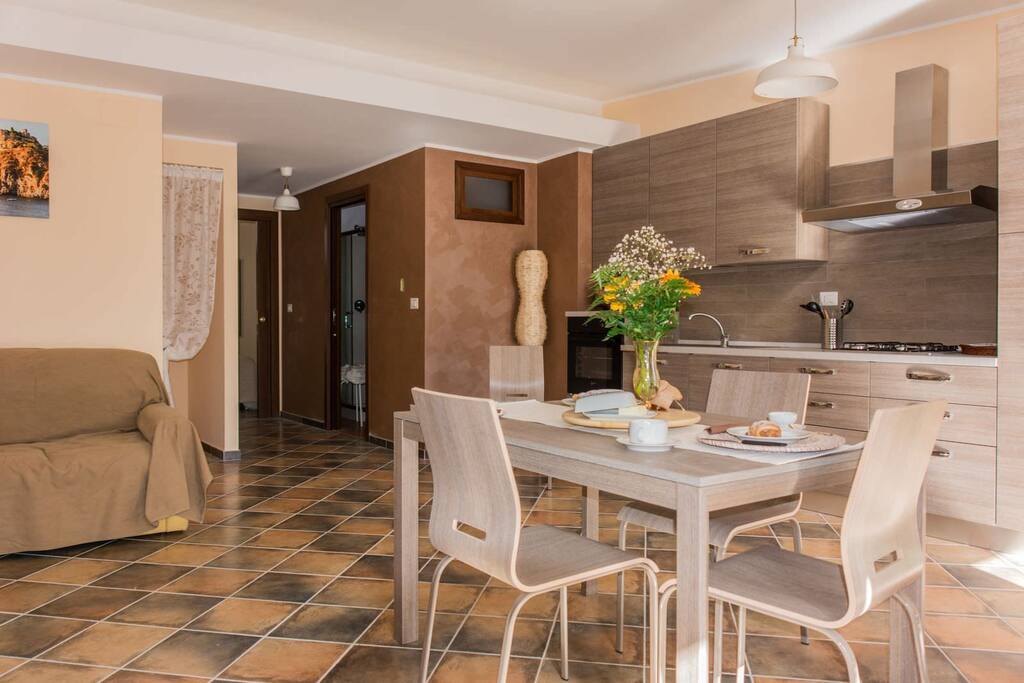 zona giorno con comodo e moderno angolo cucina