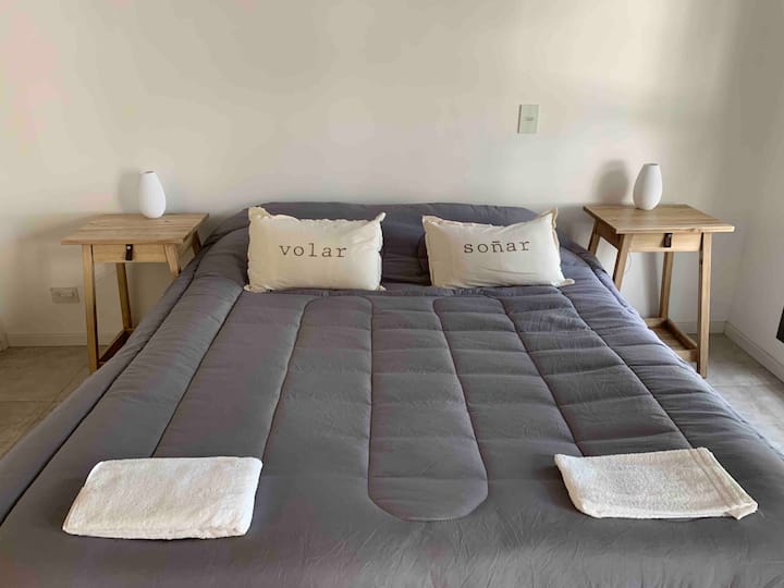 Kitnet mobiliada em Chacarita, com varanda na Av. Dorrego