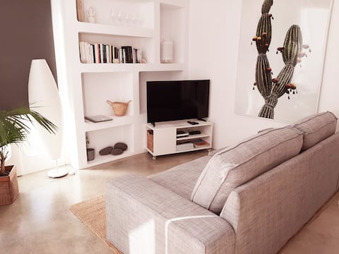 Cactus - Pool Front Design Apartment