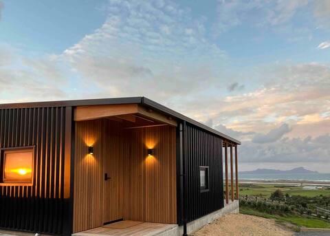 Luxury retreat with big sea views - The Black Shed