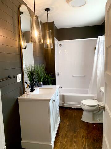 5 bedroom home. Steps to Bellevue gallery image 3