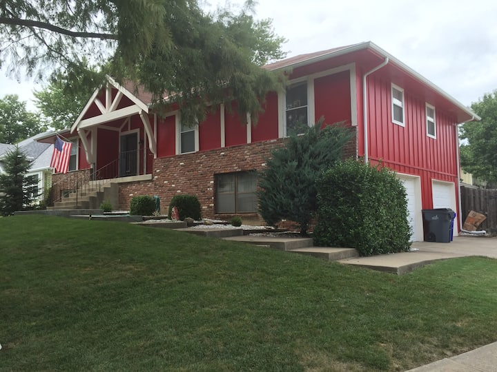 Olathe 3 BD/1.5 BTH w/basement. Great for Families Houses for Rent in