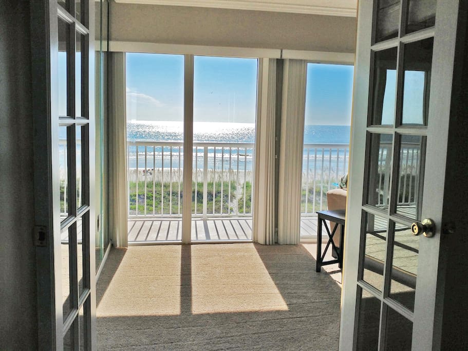 Amazing oceanviews from the comfy king sized bed