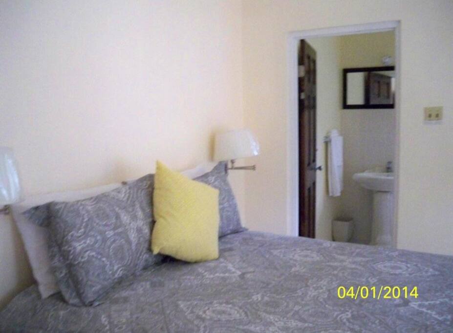 Queen size bed ensuite bathroom