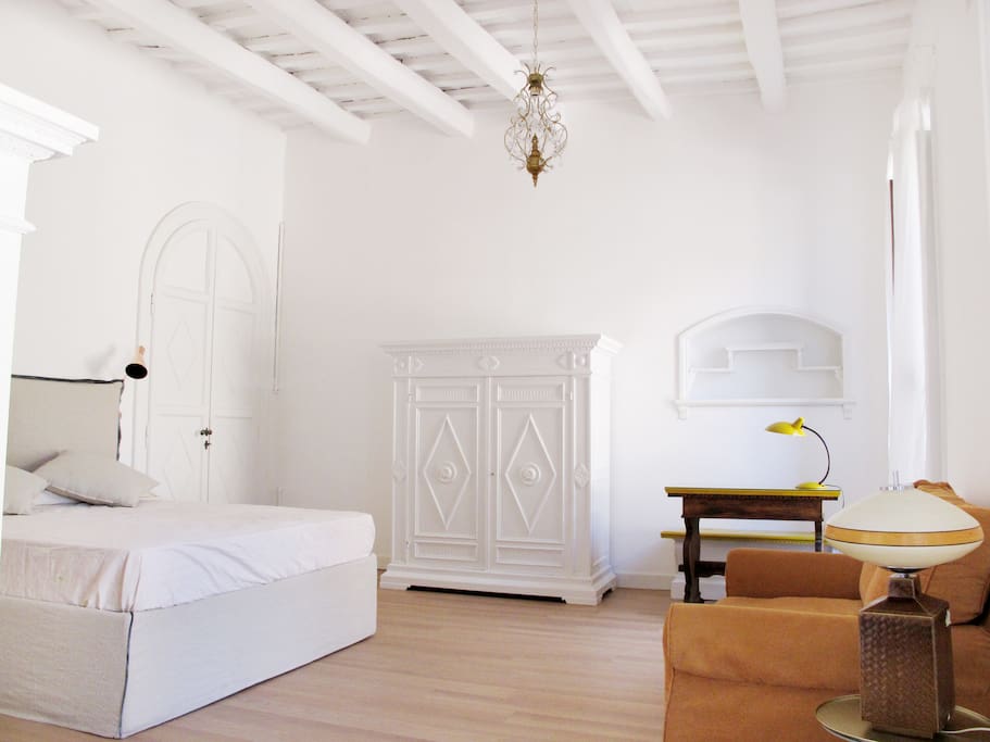 Bedroom with expanded queen size bed (174 cm wide