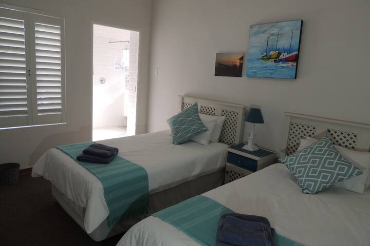 غرفة النوم 2 مع 2 × ¾ سرير وحمام داخلي