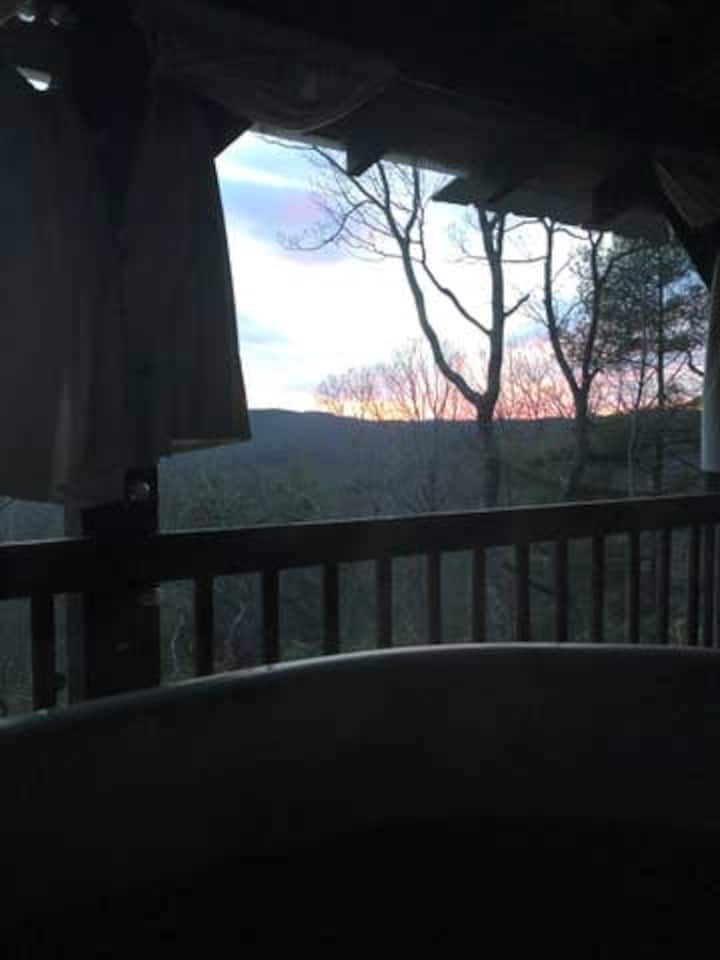 THE ROOST Private Cabin w/HOT TUB