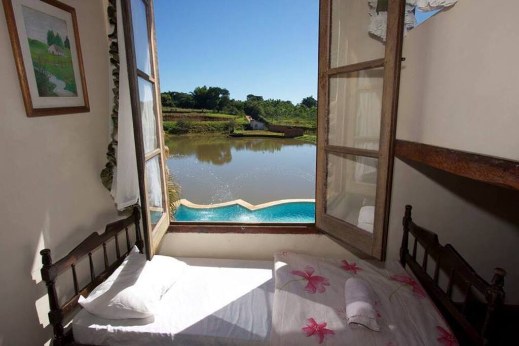 visão privilegiada da piscina e lago
