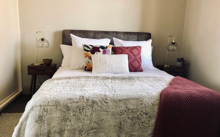 Izba s manželskou posteľou Queen, krásna a príjemná s množstvom priestoru na oddych 