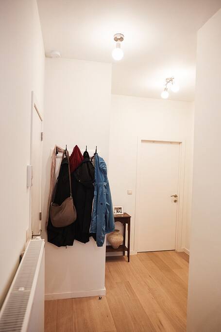 Hall d'entrée vers les deux chambres, la salle de bain, la buanderie et la remise