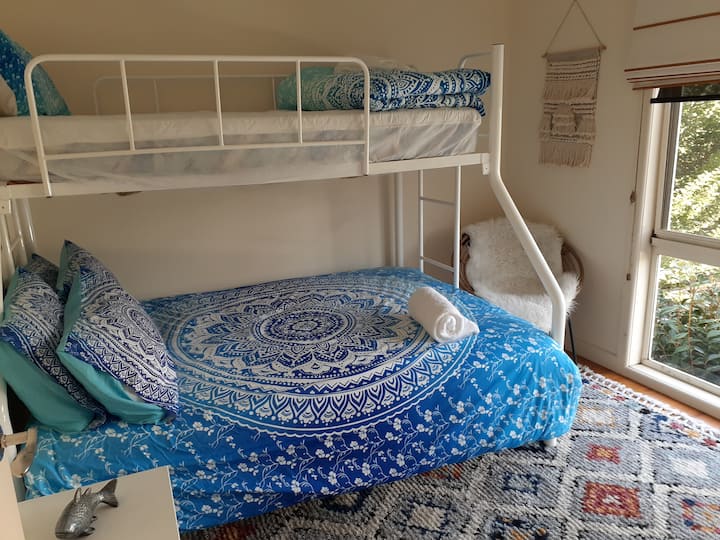 Ghorofa ya Juu Tri Bunk 
(mara mbili chini/moja juu) 