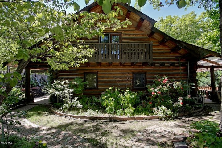 Cozy log home w/ hot tub - walk to town! Sleeps 6