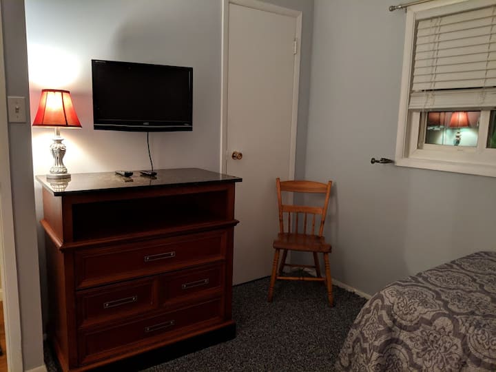 Ტელევიზორი ორადგილიან საძინებელში #2