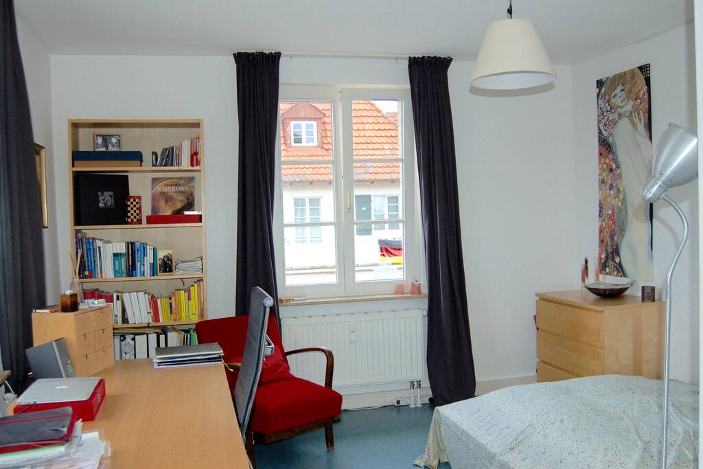 Schreibtisch, Lesesessel, gemütliches Doppelbett - alles wichtige ist da :)