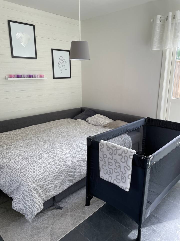 ספה שניתן להציע עד 140 מיטות ומיטה מתקפלת זמינה למי שרוצה אותה.