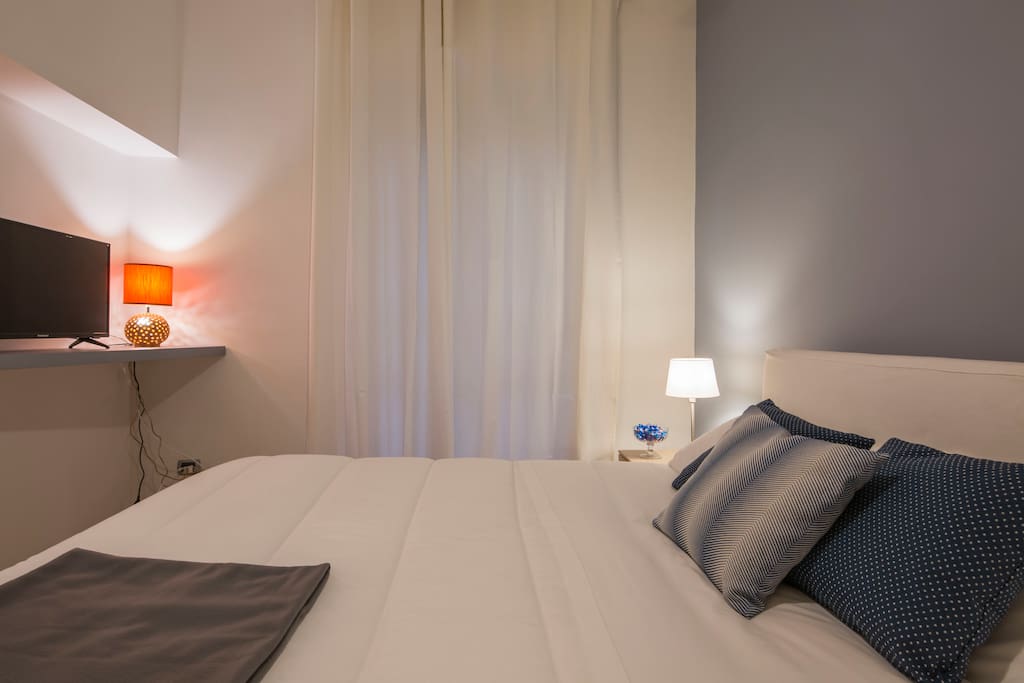 Master room with balcony.
Camera da letto matrimoniale con balcone.