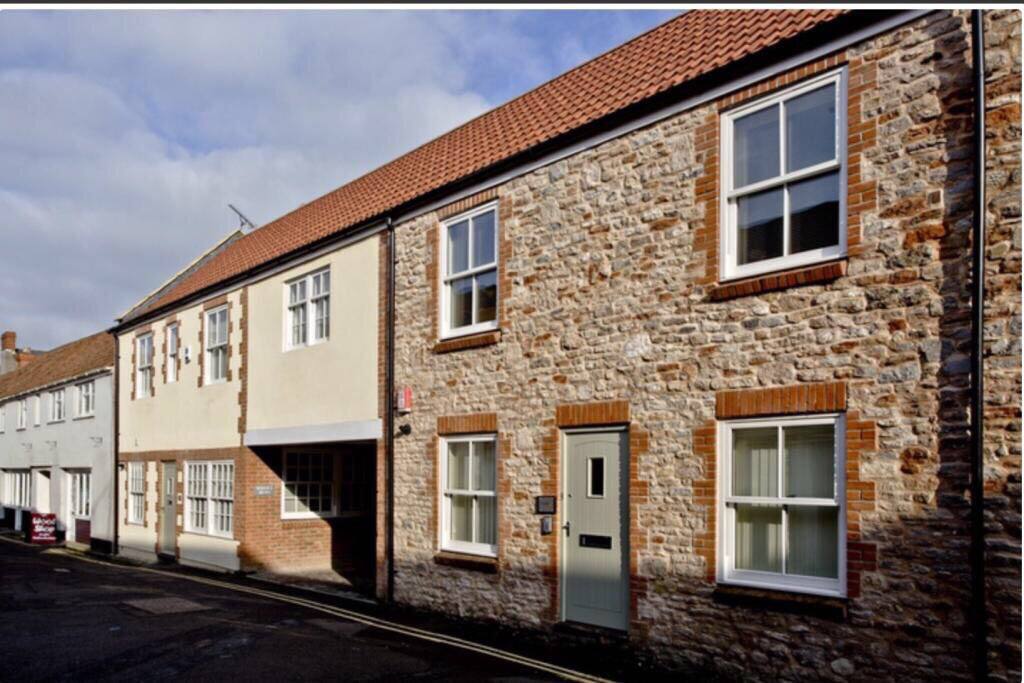 The entrance to Bishops Mews is through the "arch"