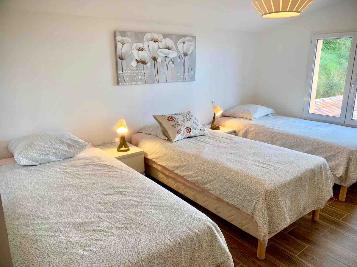 habitación 3 con tres camas ( ropa de cama de palacio )