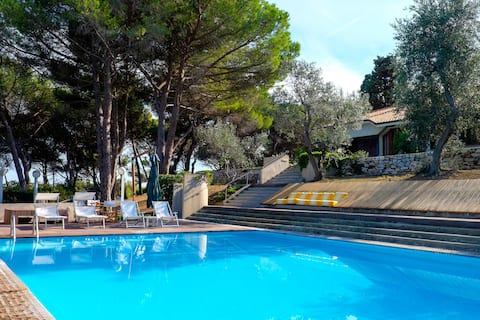 Giada/Pool/Elba Island Room