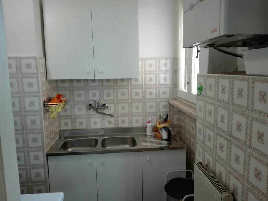 cucina con finestra e caldaia