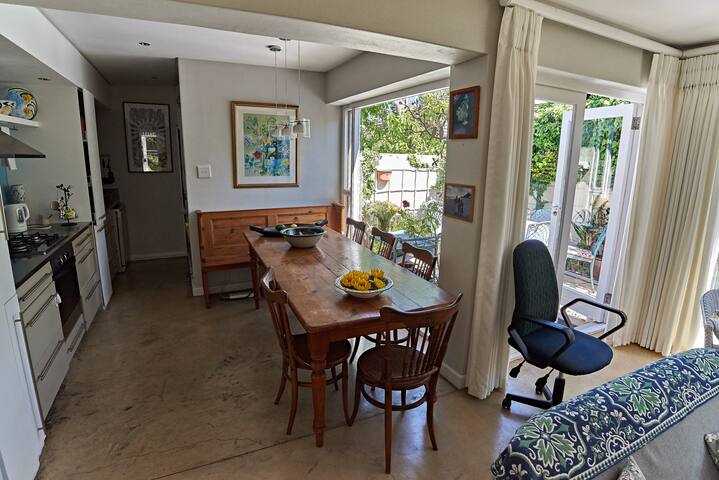 Comfortable and stylish Claremont Cottage