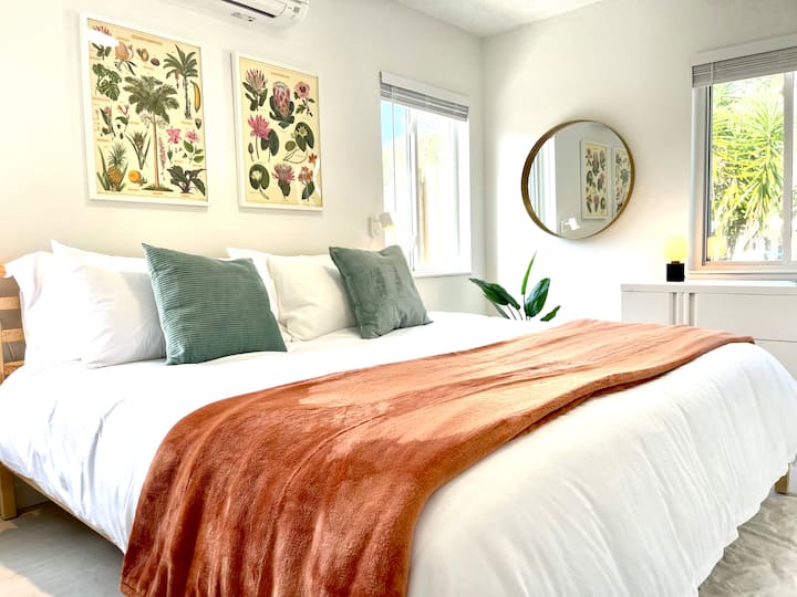 Ძირითადი საძინებელი მთავარ სახლში დიდი ზომის საწოლით, მიმაგრებული აბაზანა-ტუალეტით და დიდი კარადით.