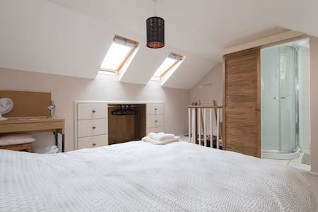 Loft Room in E London in Family Home - women only