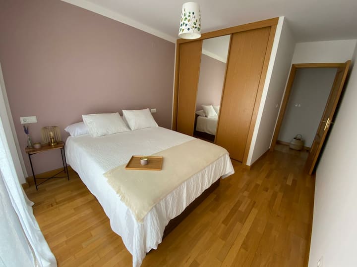 Suita TOKËSORE 
- 
Dhomë e bollshme dhe e rehatshme e pajisur me krevat dopio prej 150 cm, dollap i integruar dhe dalje direkt në ballkon, ku mund të relaksoheni me një pamje direkt në Parkun Kombëtar Picos de Europa