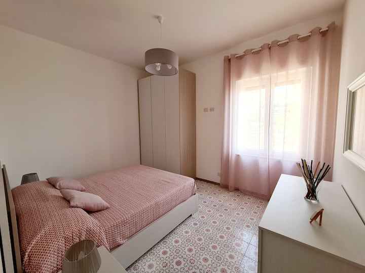 Dhoma e gjumit (madhësia e krevatit është 190 cm x 160 cm)